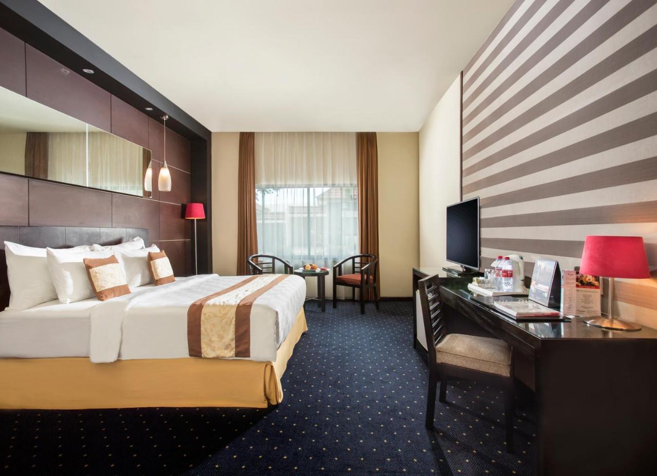 Swiss-Belhotel Silae Palu Exteriör bild